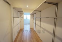大容量のウォークインクローゼット付で、毎日のコーディネート選びが楽しくなります＾＾