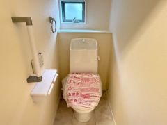 1階2階の2ヶ所にトイレがありますので、忙しい朝にも家族に気を使わず、ゆとりが生まれますね＾＾ 小窓付きで換気する時に便利です＾＾