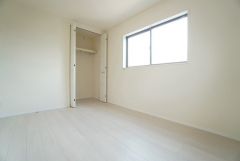 暖かい日差しが差し込む洋室。たっぷり収納できるクローゼット付きでお部屋の中をすっきりと快適に保てます。