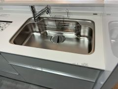 大きなお鍋も楽々洗える幅の広いシンクです＾＾ステンレスシンクなので簡単にお掃除できますよ。洗剤やスポンジもすっきりできる収納付き。