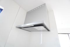 お手入れが簡単なスリム型レンジフードです。調理により発生する油煙や臭いを吸い込み、屋外へ排気してくれます。