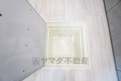 キッチンに床下収納があります。長期保存ができるもの、調理器具、防災グッズを入れておくのもいいですね。