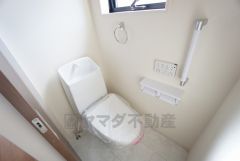 温水洗浄機付トイレです。節水機能もあるので、安心して使えますね。もちろん、1階2階の2ヶ所にトイレがあるので、忙しい朝にもゆとりができますね。
