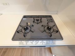 3種類の料理が同時に調理できる、3口ガスコンロ。忙しい夕食の支度時間が短縮できて効率よくお料理が楽しめます。