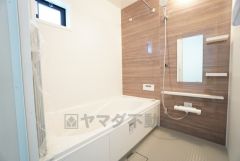 1日の疲れを癒すくつろぎのバスルーム。足を伸ばしてもゆったりと入れるサイズです。お子様と一緒にお風呂に入っても狭くないですね＾＾