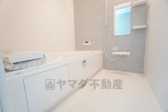 1日の疲れを癒すくつろぎのバスルーム。足を伸ばしてもゆったりと入れるサイズです。お子様と一緒にお風呂に入っても狭くないですね＾＾