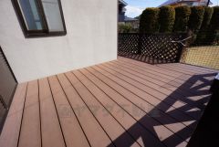 リビングとつながるテラス＾＾お休みの日にはコーヒーを飲みながらのんびりするのにもちょうど良いサイズ感ですね。日頃の疲れをリフレッシュできる憩いの空間になりそうです＾＾ 