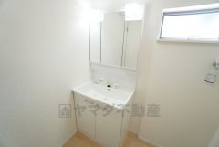 三面鏡裏収納付き洗面化粧台です＾＾ 歯磨きセットやスキンケア用品などの収納に便利ですね。 ランドリースペース上部には窓も付いており換気に便利です＾＾ 