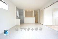 家族が集まる開放的なリビング。思い思いの時間を過ごしたり食事をしたり、素敵な団らんの場になりますね。