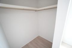 洋室にはウォークインクローゼットが設けられています。扉を付けていないので部屋がより広く感じられますね。