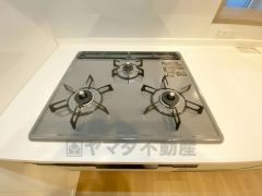 3種類の料理が同時に調理できる、3口ガスコンロ。忙しい夕食の支度時間が短縮できて効率よくお料理が楽しめます。