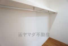 収納力豊富なウォークインクローゼット。洋服や小物などを1箇所にまとめて美しい収納を実現します。