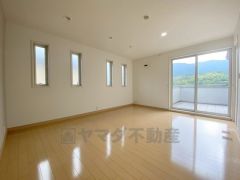 10.1帖。木の温もりがやさしいフローリングとアクセントクロスで、住む人のこだわりを活かす洋室＾＾ウォークインクローゼットもあり荷物もすっきり片付けられ、ゆとりのある暮らしが出来ます＾＾ 