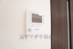 防犯はもちろん、セールスマン対策にもなるモニター付きインターホンです。お子さん1人での留守番時にも活躍しそうです。 