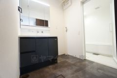 鏡の後ろはたっぷりの収納スペースを確保。いつでもスッキリと片付けることができます。