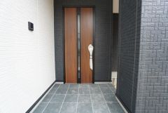 家の顔となる玄関扉がかっこいいと、たくさんの人を招き入れたくなりますね＾＾奥まって設置されており、雨にも濡れにくくなっています。