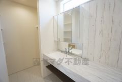 三面鏡裏収納付き洗面化粧台です＾＾ カウンター部分が広めのつくりなので、2人並んでもゆとりがあります＾＾アクセントクロスでお洒落な空間＾＾ 
