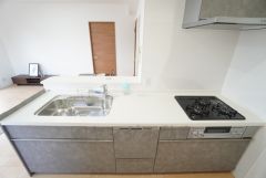 対面式キッチンなのでリビングにいるご家族とコミュニケーションを取りながら洗い物や、お料理が楽しめそうですね＾＾