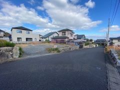 前面道路は南東側、公道に面しています＾＾