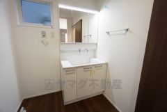 三面鏡裏収納付き洗面化粧台です＾＾ 歯磨きセットやスキンケア用品などの収納に便利ですね。