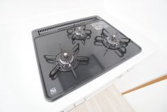 複数の調理を一度に行うことができる3口コンロ。効率よくお料理が出来ます。毎日のお料理も楽しくなりますね＾＾
