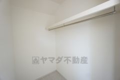 ウォークインクローゼット付き＾＾ハンガーパイプ下にボックスを置いて、枕棚を活用して、たっぷりと収納できそうです＾＾
