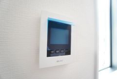 防犯はもちろん、セールスマン対策にもなるモニター付きインターホンです。 来訪者の顔が見えるので安心ですね＾＾