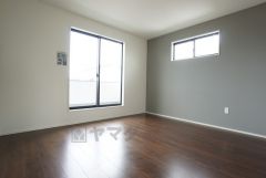 7.7帖。主寝室としてお使いいただけそうなこちらのお部屋は、日当たりが良く、爽やかな風を感じて起きる朝は、快適生活の始まりに。アクセントクロスでお洒落な空間＾＾