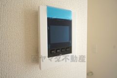 防犯はもちろん、セールスマン対策にもなるモニター付きインターホンです。 来訪者の顔が見えるので安心ですね＾＾