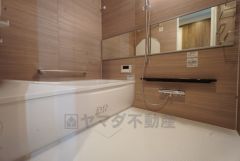 1日の疲れを癒すくつろぎのバスルーム。足を伸ばしてもゆったりと入れるサイズです。お子様と一緒にお風呂に入っても狭くないですね＾＾ 