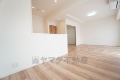 窓から光が差し込む明るいダイニングです＾＾