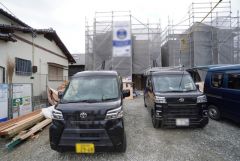 駐車スペースはゆとりある並列2台分を確保。マイカー用に、お客さま用に、余裕を持ってご利用いただけます＾＾ 