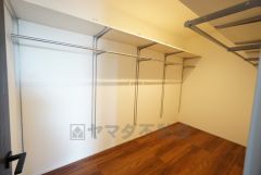 2階ホールには約4帖のウォークインクローゼットを設けています。ハンガーパイプ付で散らかりがちな洋服類もきれいに整理できます。