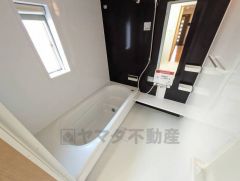 1日の疲れを癒すくつろぎのバスルーム。足を伸ばしてもゆったりと入れるサイズです。お子様と一緒にお風呂に入っても狭くないですね＾＾