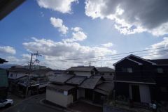2階バルコニーからの眺望です。前面に遮るものがなく景色を一望できます。日当たり良好。お洗濯物が良く乾きます。