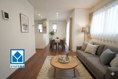 家族が集まる開放的なリビング。思い思いの時間を過ごしたり食事をしたり、素敵な団らんの場になりますね。家具はCGによるイメージ画像です。