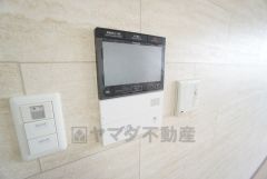 防犯はもちろん、セールスマン対策にもなるモニター付きインターホンです。お子さん1人での留守番時にも活躍しそうです。 