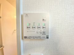 浴室暖房乾燥機には、暖房、乾燥、涼風、換気の4つの機能が付いています。タイマー付きです。換気・雨の日の洗濯も安心です＾＾