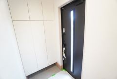 採光も考えられた明るい玄関です。たっぷり収納できるシューズボックス付きなので、家族全員の靴がきれいに整頓できます。