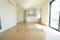 窓から光が差し込む明るいダイニングです＾＾