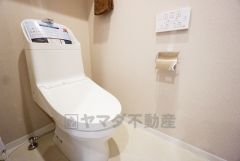 清潔感のあるトイレ。上部には扉付きの棚が備え付けられています＾＾