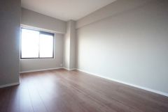 家具を選ばないナチュラルなフローリングとシンプルなクロスで、住む人のこだわりを活かす洋室＾＾