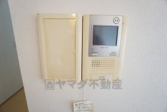 防犯はもちろん、セールスマン対策にもなるモニター付きインターホンです。 来訪者の顔が見えて安心ですね＾＾