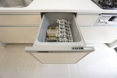 炊事時間を大幅に短縮できる食器洗浄乾燥機付き＾＾食器を洗う手間が減るので家族とのコミュニケーションの時間や自分の時間が増えますね。