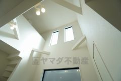 キッチン横は吹抜け天井＾＾日光を取り入れることで室内が明るく自然光をたっぷり取り込む開放的な空間＾＾