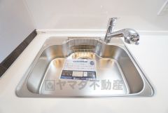 大きなお鍋も楽々洗える幅の広いシンクです＾＾ステンレスシンクなので簡単にお掃除できますよ。洗剤やスポンジもすっきりできる収納付き。