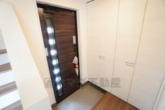 たっぷり収納できるシューズボックスです。家族全員の靴がきれいに整頓できます。棚の上にお花や写真を飾っても良いですね。