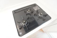 複数の調理を一度に行うことができる3口コンロ。効率よくお料理が出来ます。毎日のお料理も楽しくなりますね＾＾