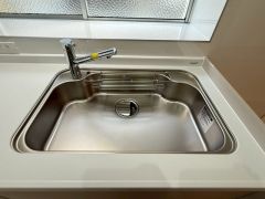 大きなお鍋も楽々洗える幅の広いシンクです＾＾ステンレスシンクなので簡単にお掃除できますよ。洗剤やスポンジもすっきりできる収納付き。