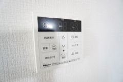 キッチン横からお湯張り、追い炊き、足し湯がボタン一つで楽々操作できる給湯機リモコンです。忙しい夕飯準備の時間帯に重宝しますね。